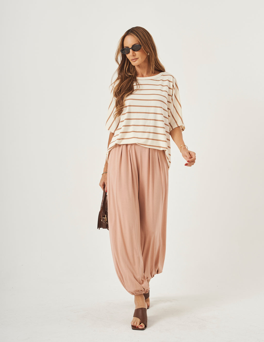 Conjunto Blusa Elisa Listras Mocha Mousse e Calça Aladin Bege