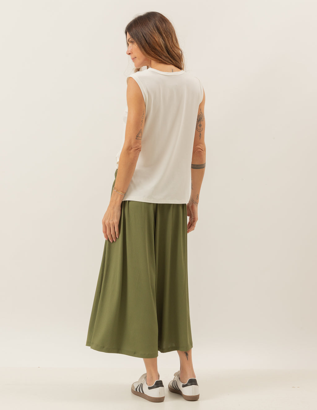 Conjunto Blusa Regata Fendas Off White e Calça Mônaco Verde Militar