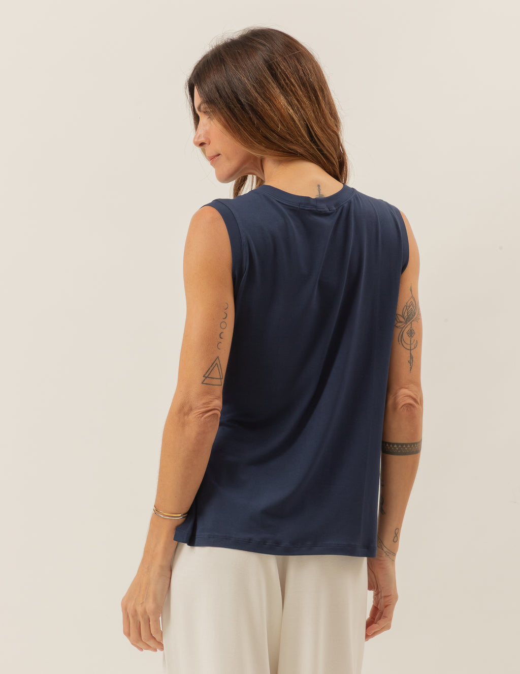 BLUSA REGATA FENDAS AZUL MARINHO