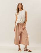 Conjunto Blusa Regata Fendas Off White e Calça Mônaco Bege