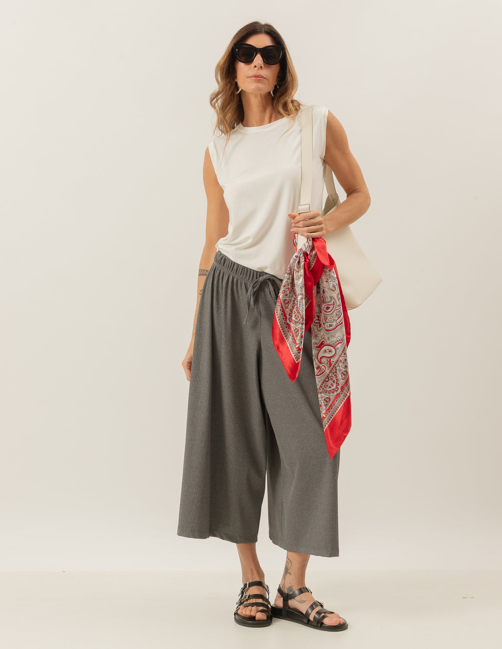 Conjunto Blusa Regata Fendas Off White e Calça Mônaco Mescla