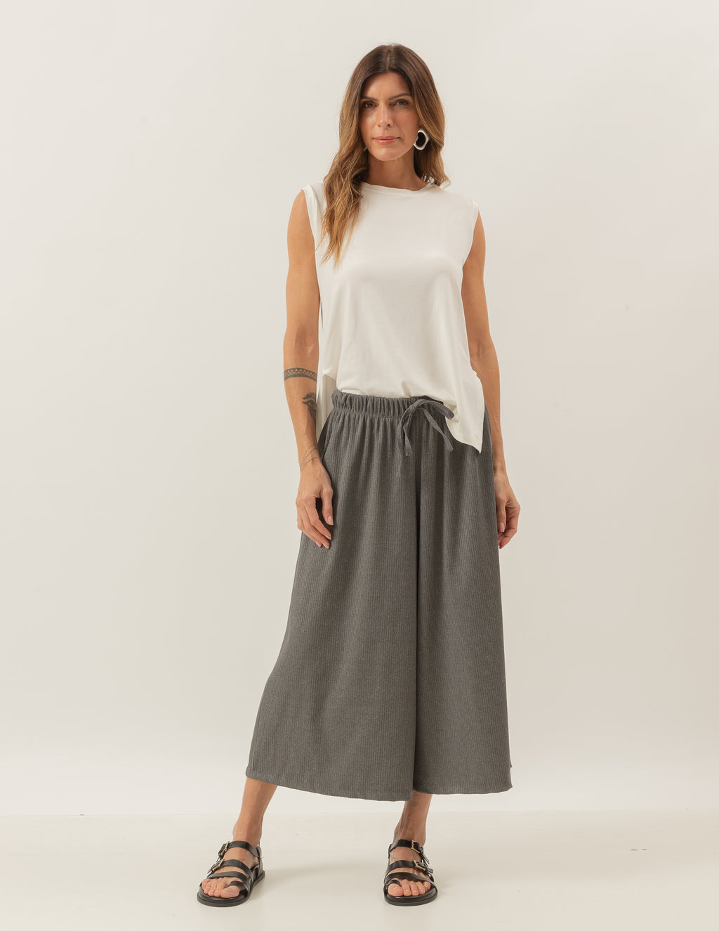 Conjunto Blusa Regata Fendas Off White e Calça Mônaco Mescla
