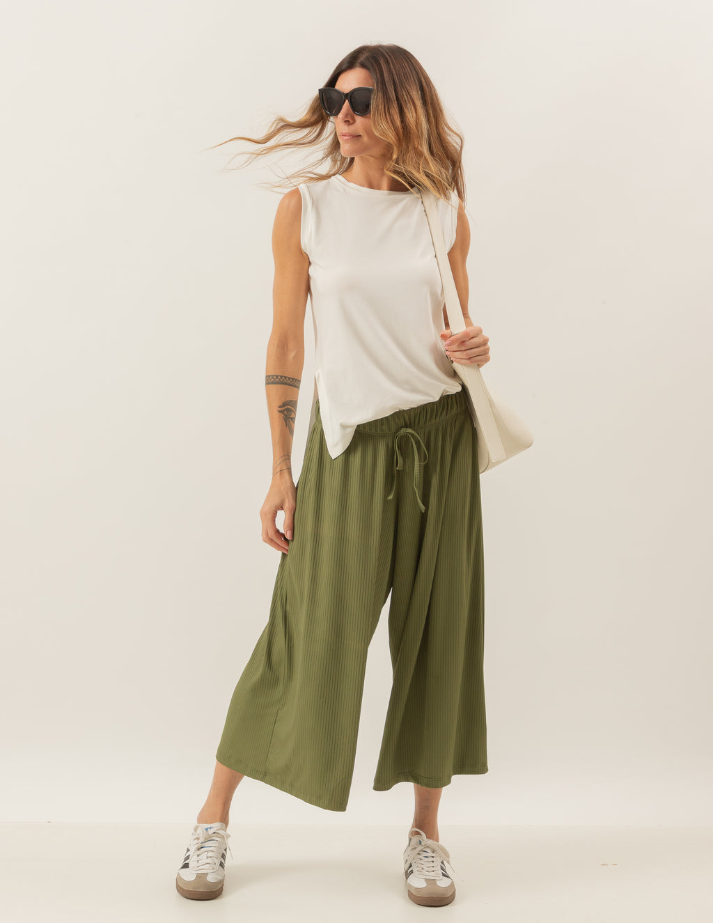 Conjunto Blusa Regata Fendas Off White e Calça Mônaco Verde Militar