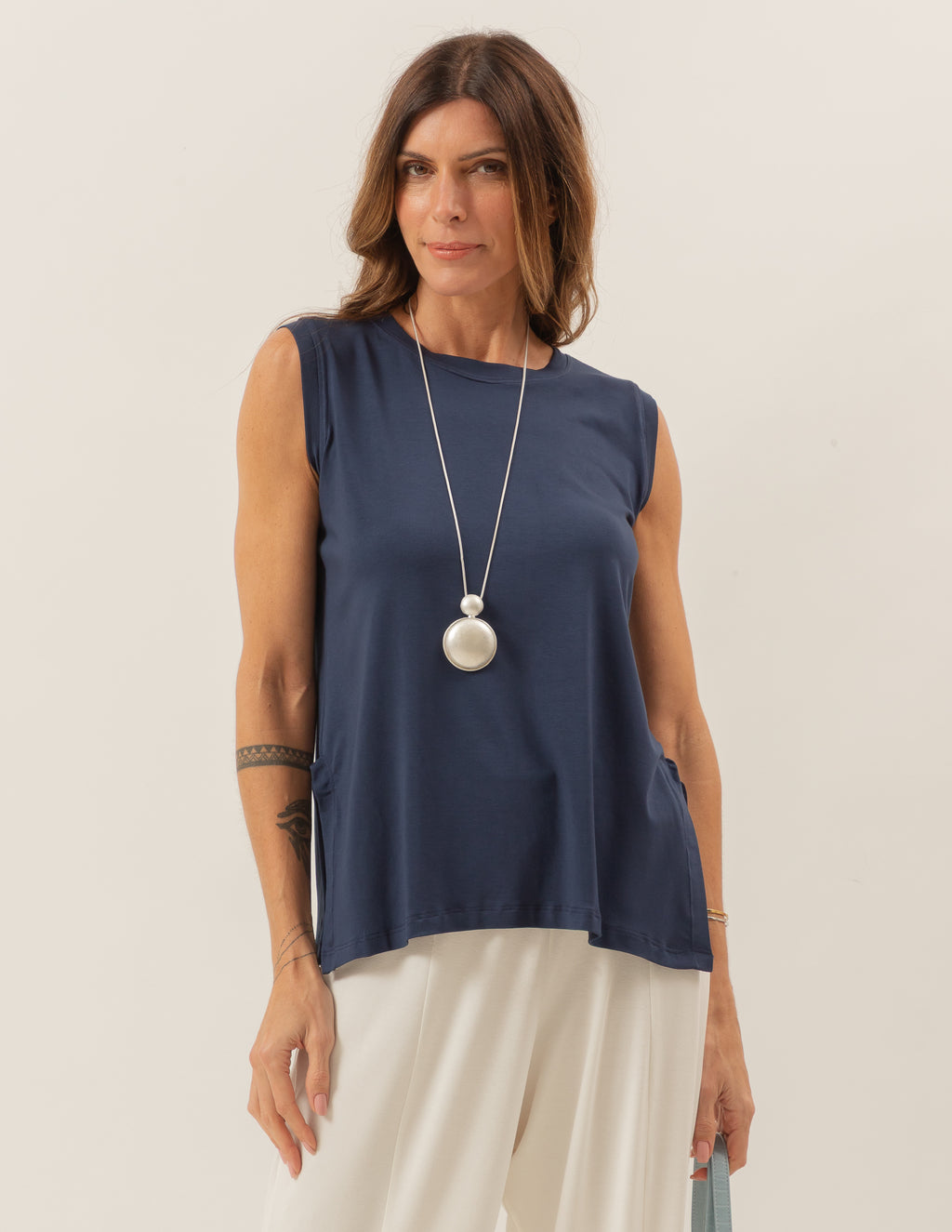 BLUSA REGATA FENDAS AZUL MARINHO