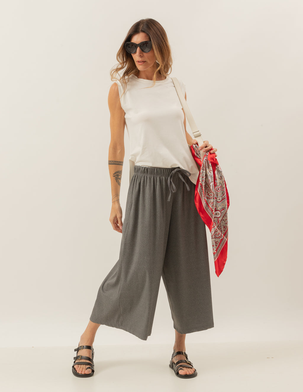 Conjunto Blusa Regata Fendas Off White e Calça Mônaco Mescla