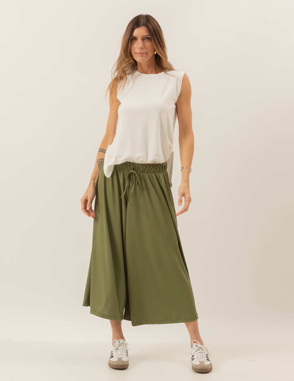 Conjunto Blusa Regata Fendas Off White e Calça Mônaco Verde Militar