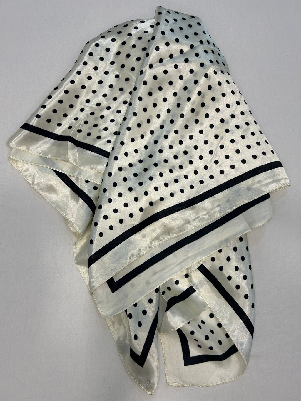 Lenço Estampado Poá Branco e Preto Refinado