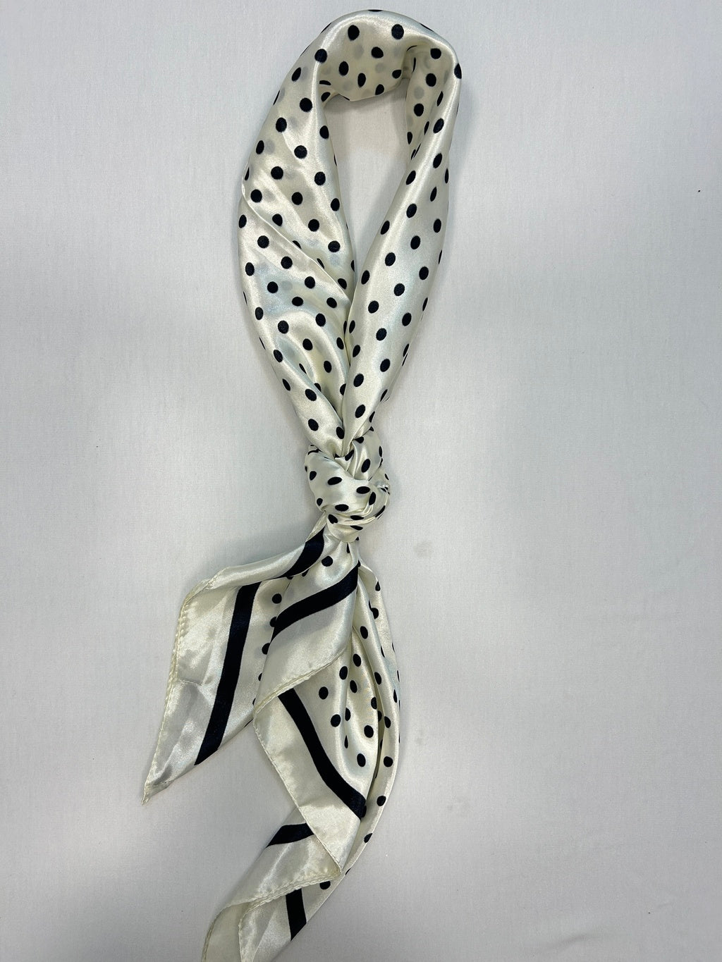 Lenço Estampado Poá Branco e Preto Refinado