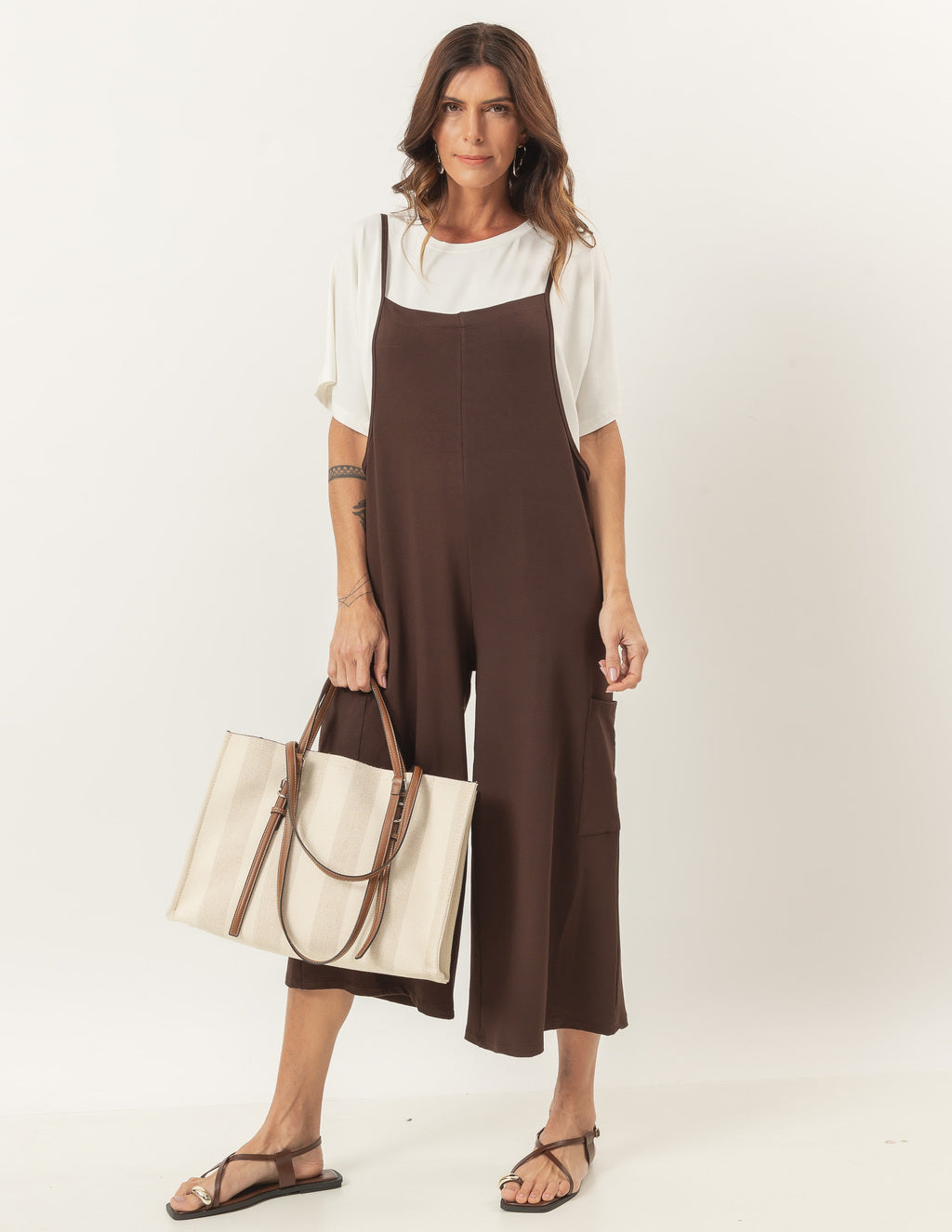 Conjunto Macacão Amber Marrom com Blusa Elisa Off White