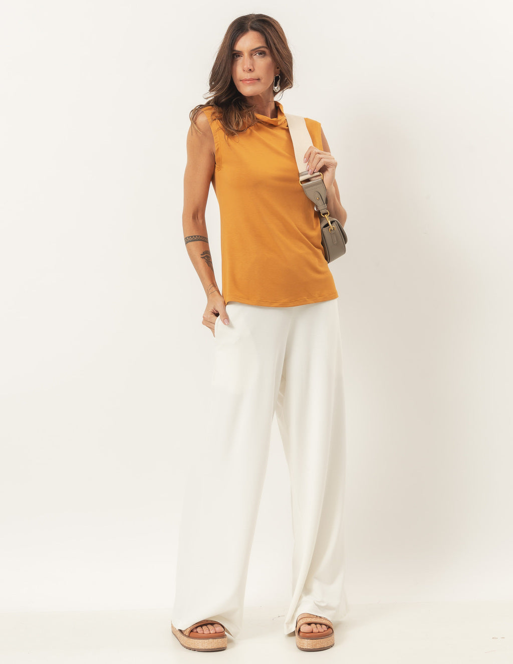 Conjunto Regata Barbara Mostarda e Calça Panama Off White
