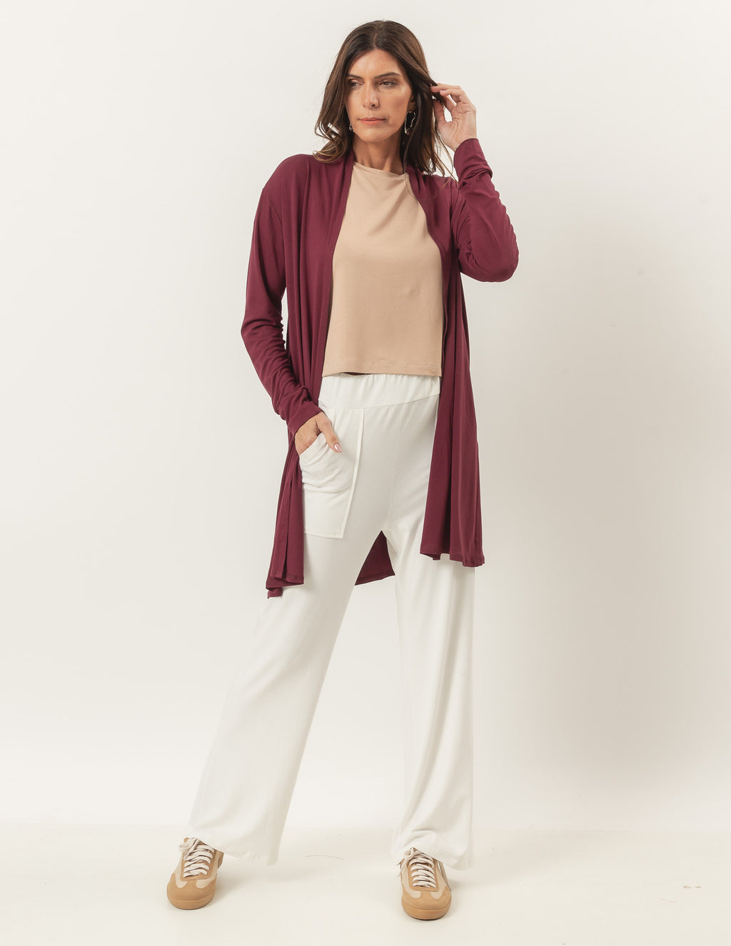 Trijunto Blusa Salamanca Bege com Calça Elisa Off White e Cardigan Curto Malbec