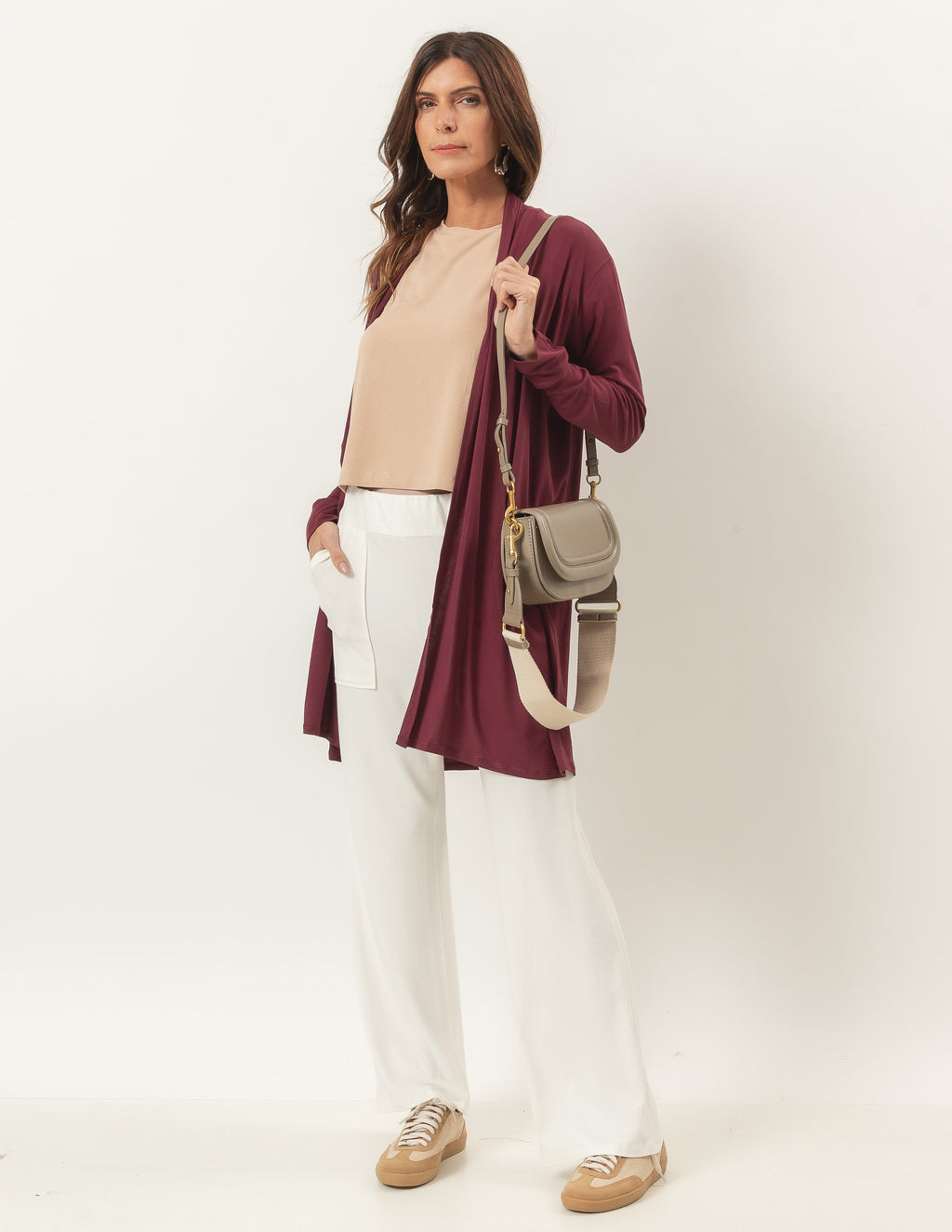 Trijunto Blusa Salamanca Bege com Calça Elisa Off White e Cardigan Curto Malbec