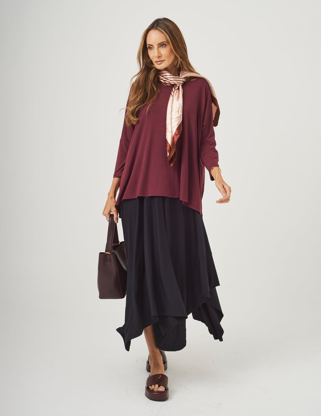 Conjunto Blusa Gola Careca Malbec e Saia Eloá Preta