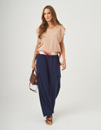 Conjunto Blusa Alessia Bege e Calça Safira Azul Marinho
