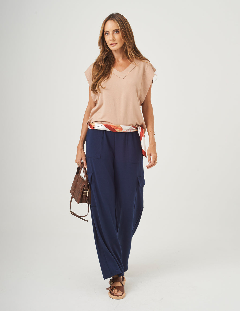 Conjunto Blusa Alessia Bege e Calça Safira Azul Marinho