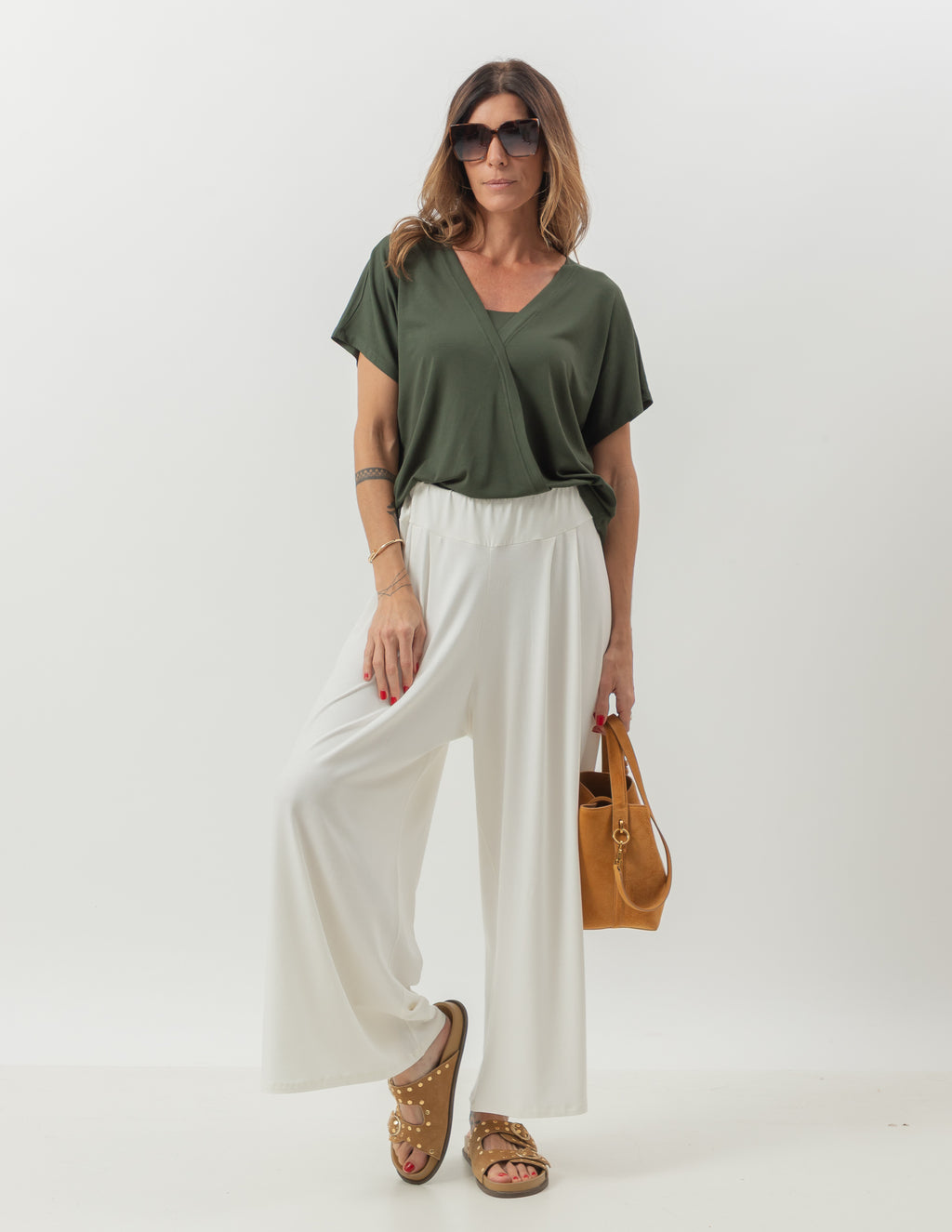 Conjunto Blusa Transpassada verde Militar e Calça Pantalona Cropped Vera Off White