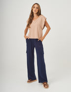 Conjunto Blusa Alessia Bege e Calça Safira Azul Marinho