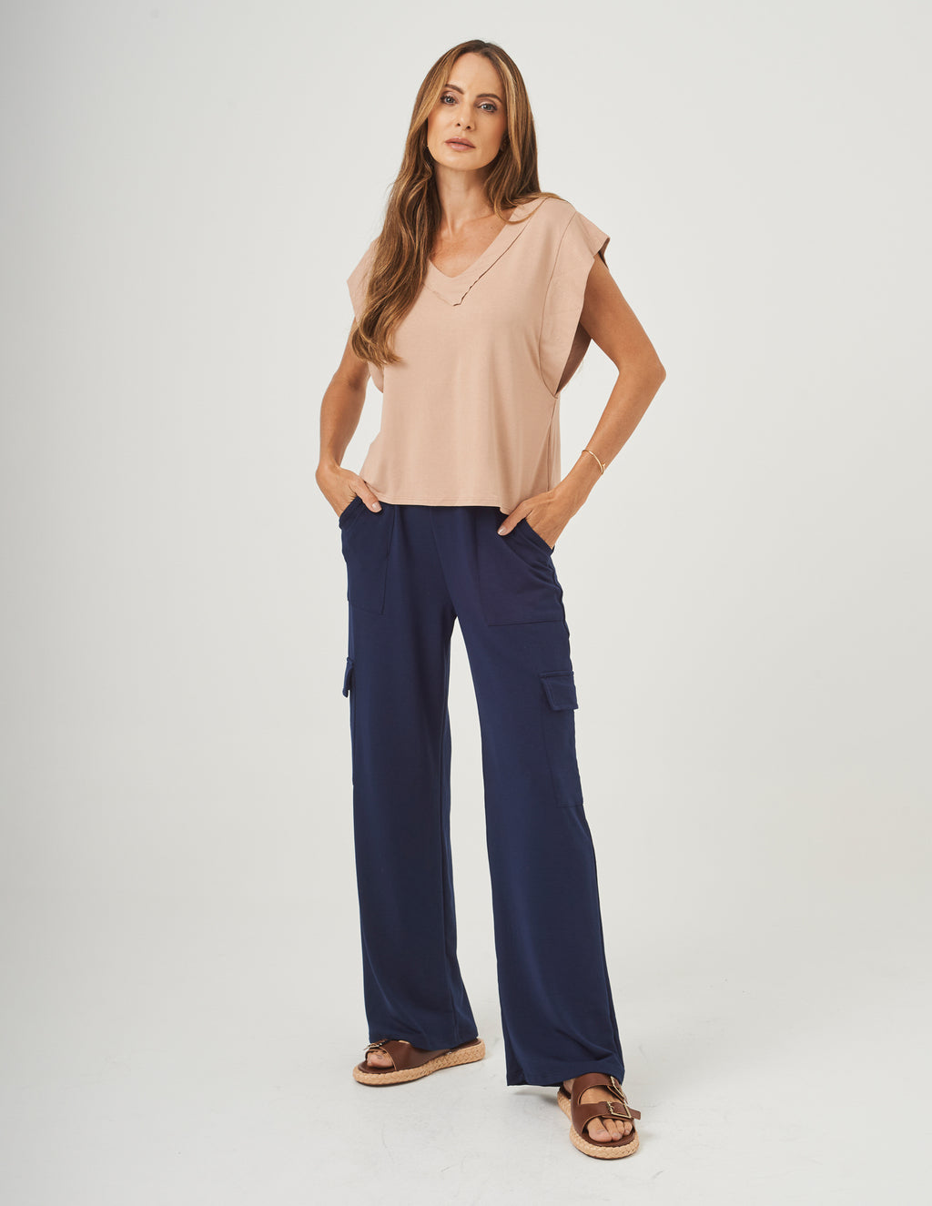 Conjunto Blusa Alessia Bege e Calça Safira Azul Marinho