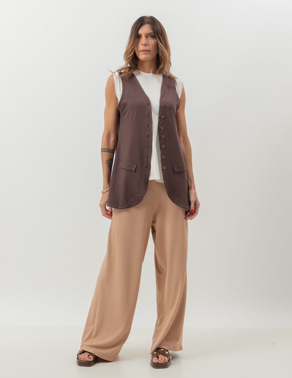Conjunto Colete Aurora Marrom e Calça Panamá Bege