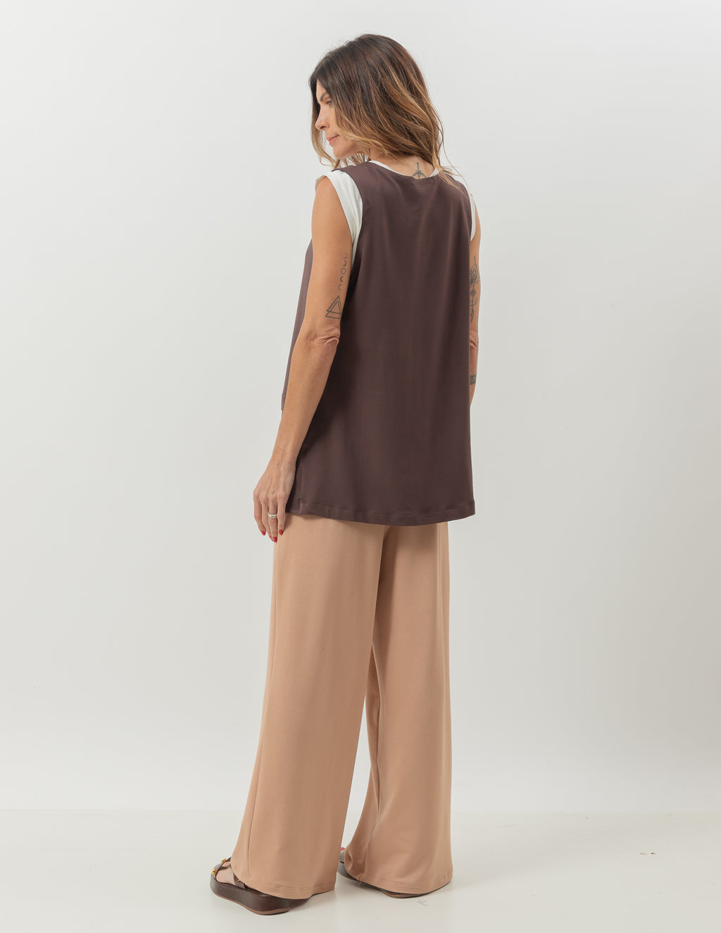 Conjunto Colete Aurora Marrom e Calça Panamá Bege