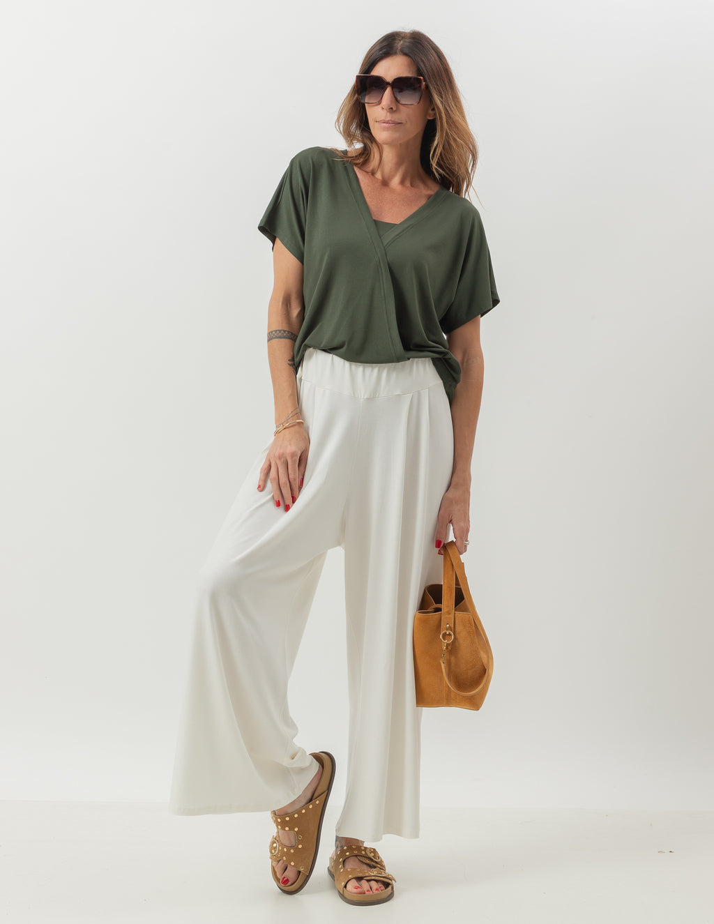 Conjunto Blusa Transpassada verde Militar e Calça Pantalona Cropped Vera Off White
