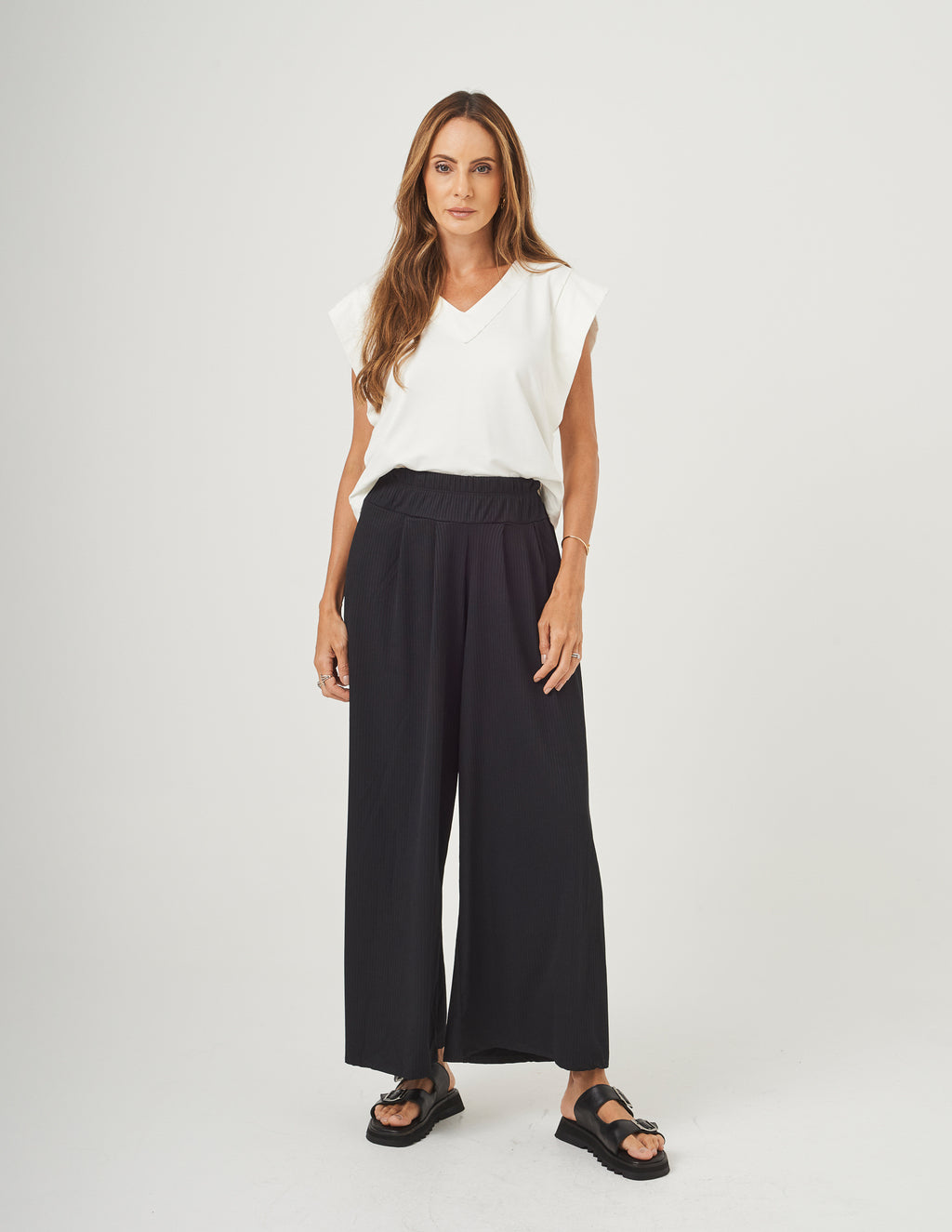Calça Pantalona Cropped Vera em Malha Canelada Preta