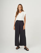 Calça Pantalona Cropped Vera em Malha Canelada Preta