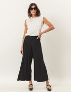 Conjunto Regata Fendas Off White e Calça Pantalona Cropped Vera Preta