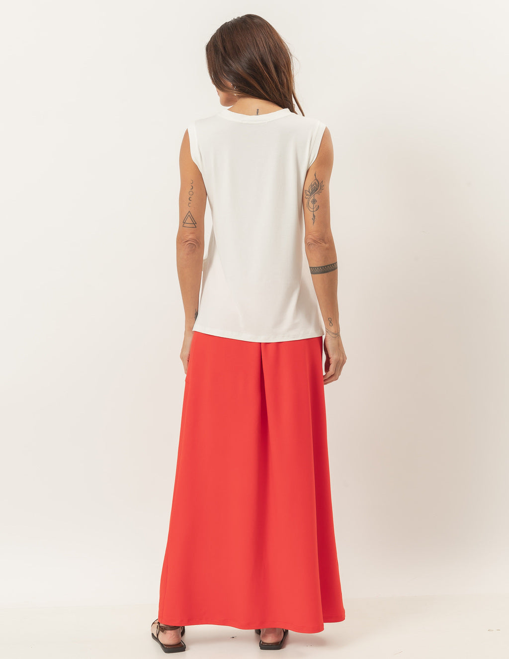 Conjunto Blusa Regata Fendas Off white e Saia Midi Valença Vermelha