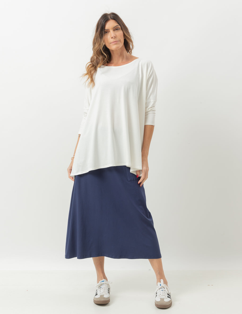 Conjunto Blusa Gola Careca Off White e Saia Mídi Atenas Azul Marinho
