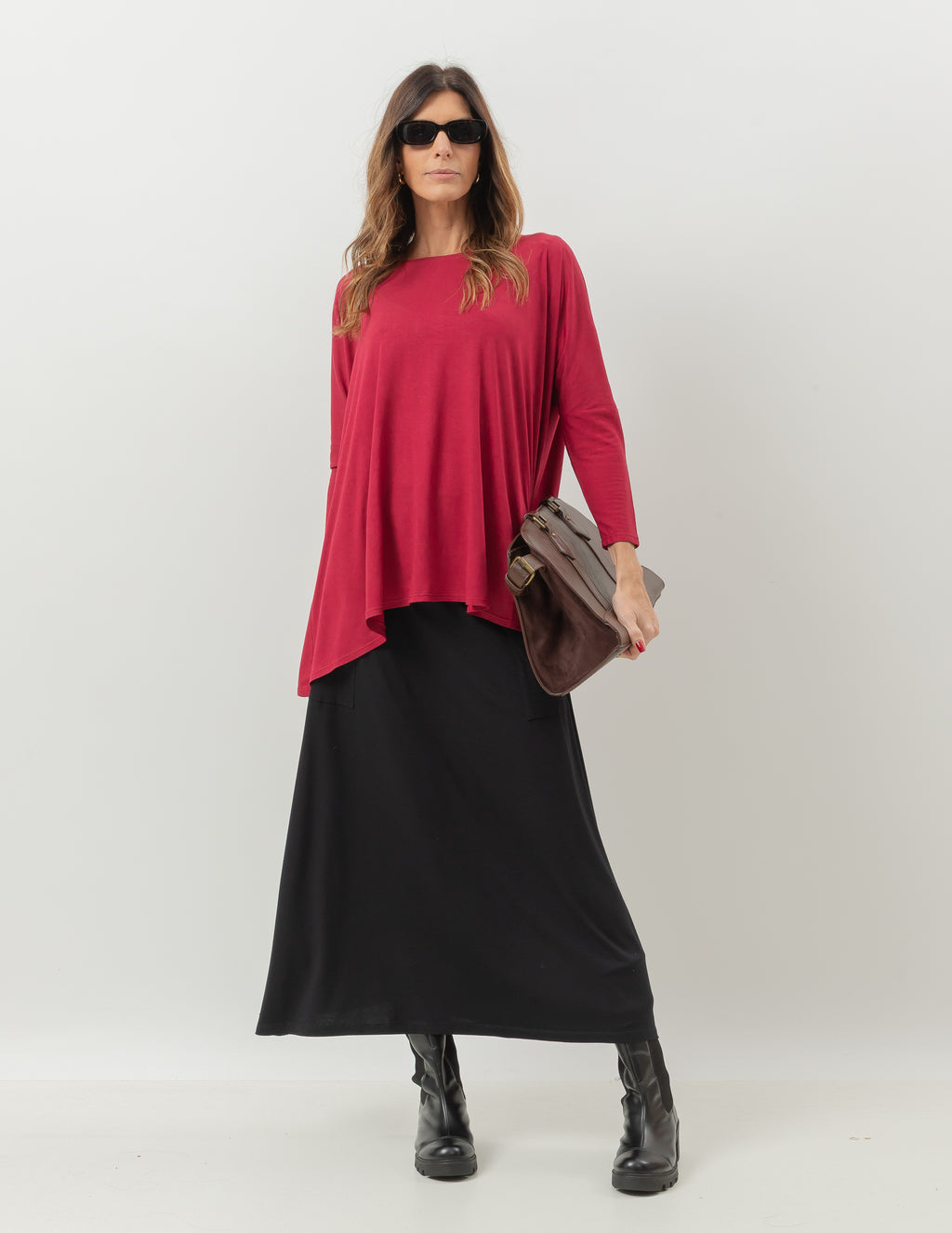 Blusa Gola Careca Bordo e Saia Midi Atenas Preta