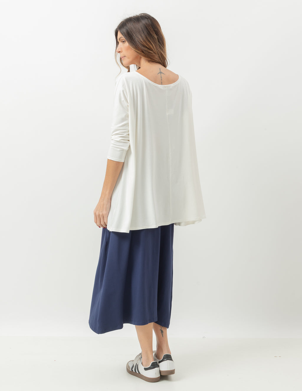 Conjunto Blusa Gola Careca Off White e Saia Mídi Atenas Azul Marinho