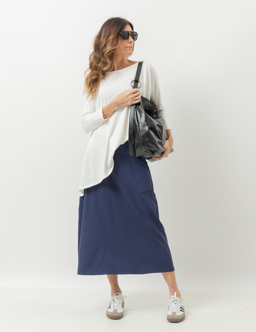 Conjunto Blusa Gola Careca Off White e Saia Mídi Atenas Azul Marinho
