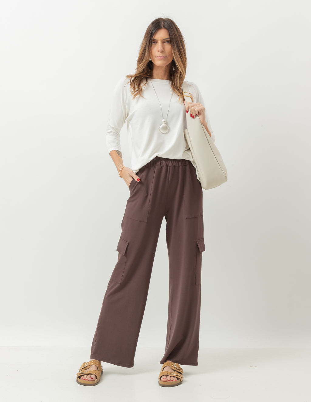 Conjunto Blusa Eva Off White e Calça Cargo Safira Marrom