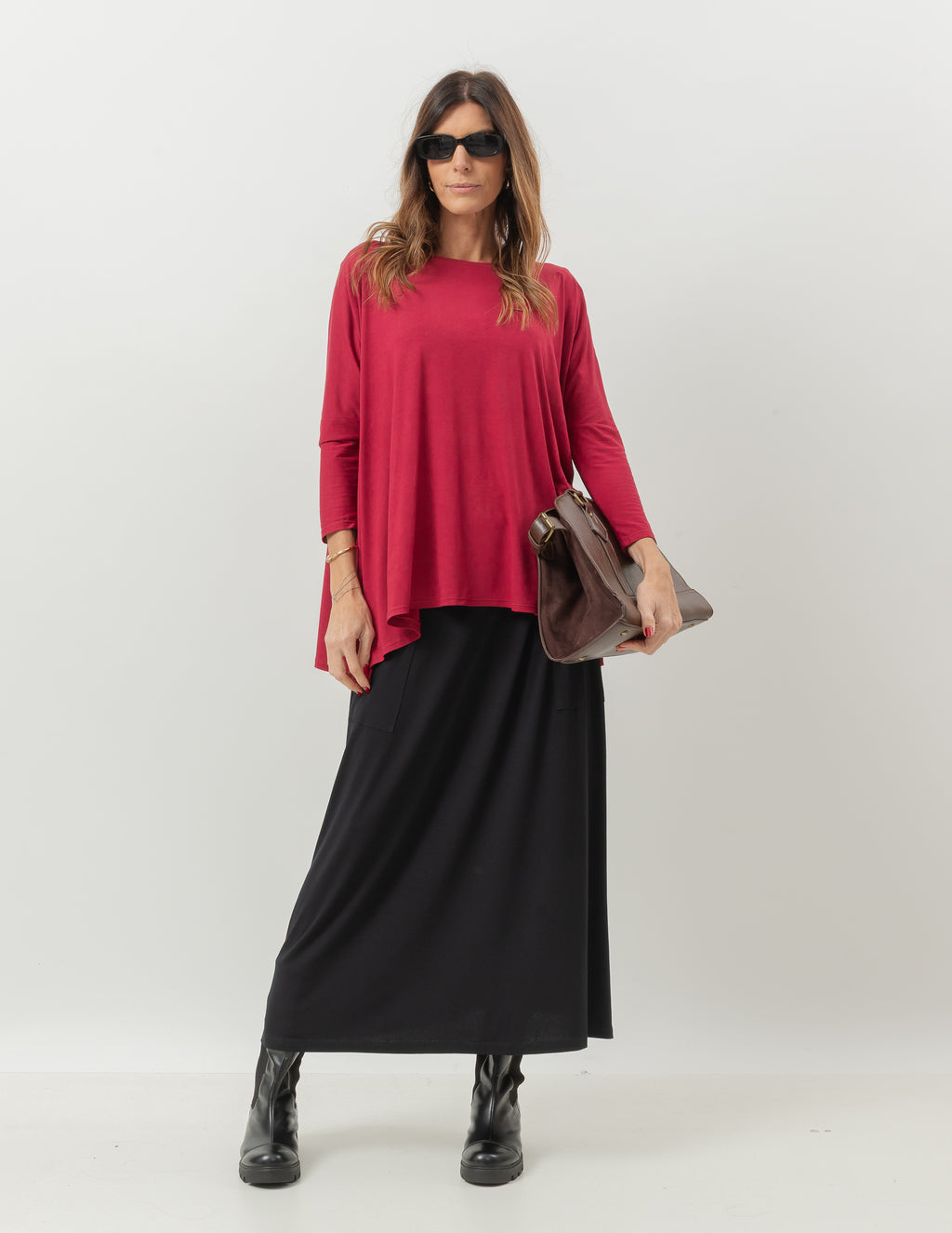 Blusa Gola Careca Bordo e Saia Midi Atenas Preta