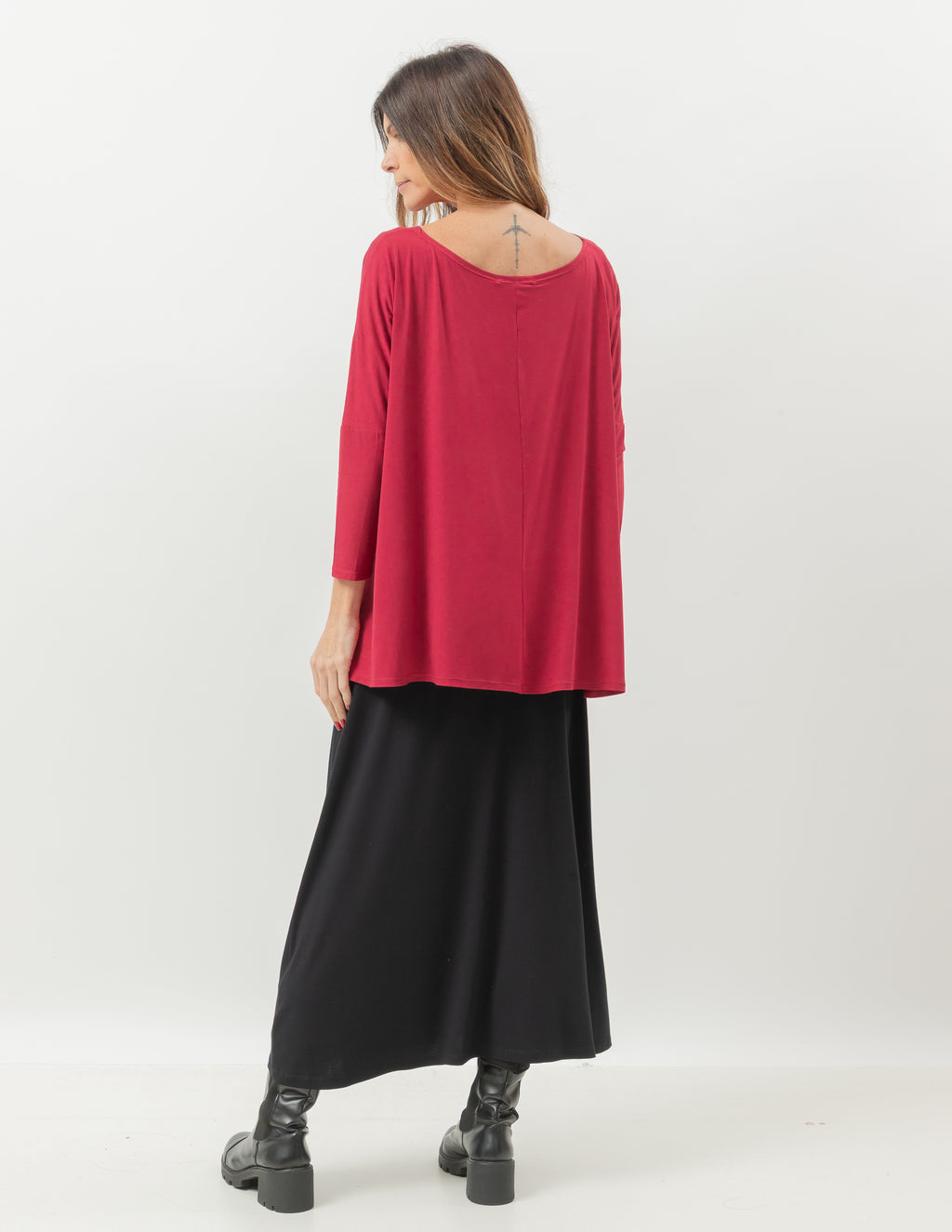 Blusa Gola Careca Bordo e Saia Midi Atenas Preta