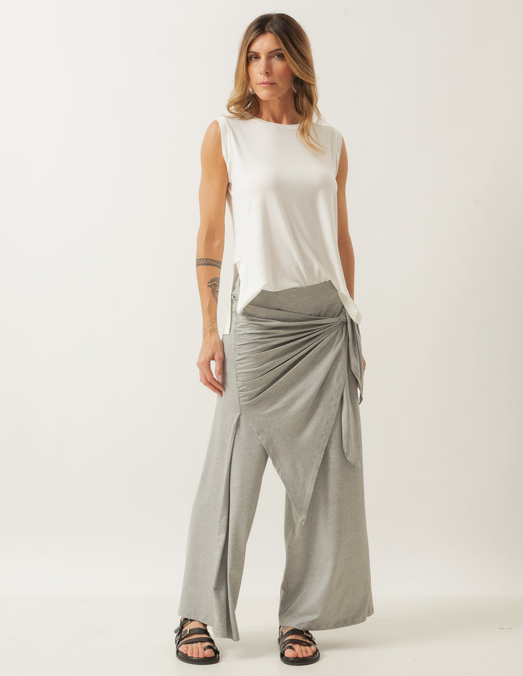 Conjunto Blusa Regata Fendas Off White e Calça Eva Mescla