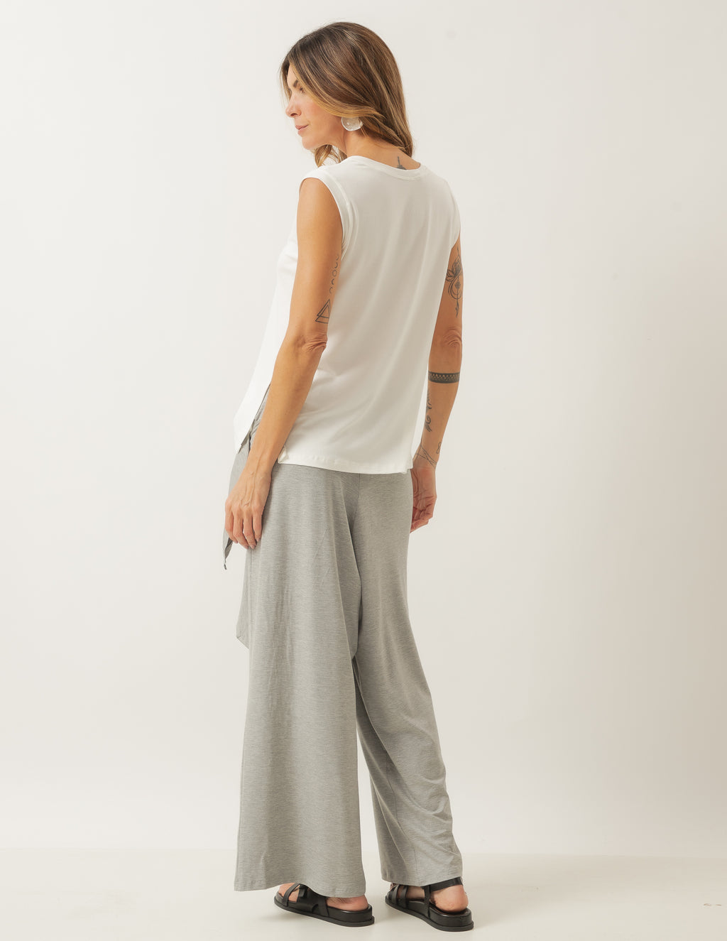 Conjunto Blusa Regata Fendas Off White e Calça Eva Mescla