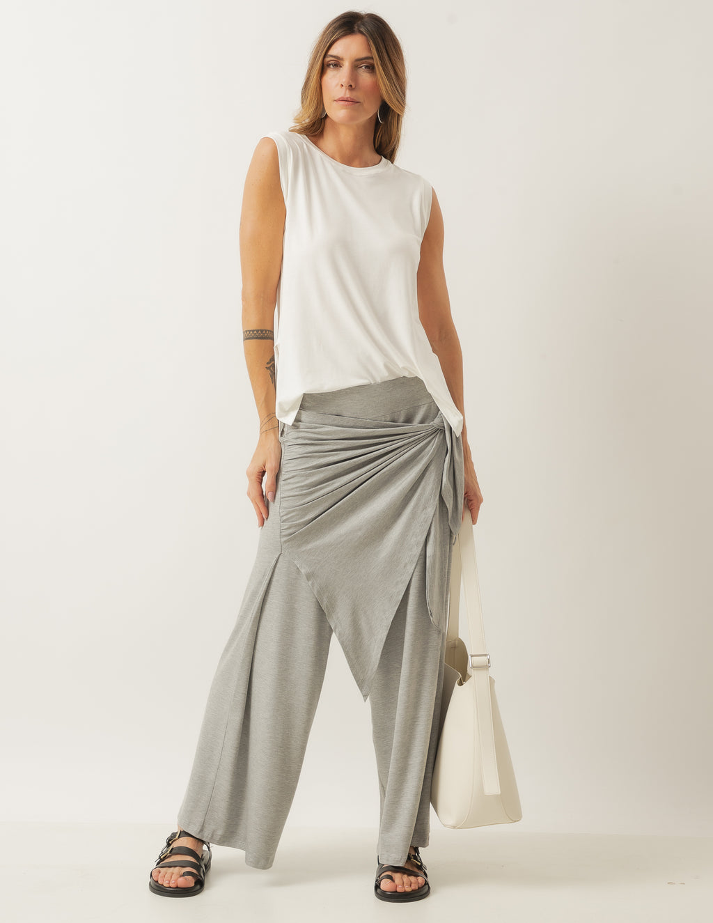 Conjunto Blusa Regata Fendas Off White e Calça Eva Mescla