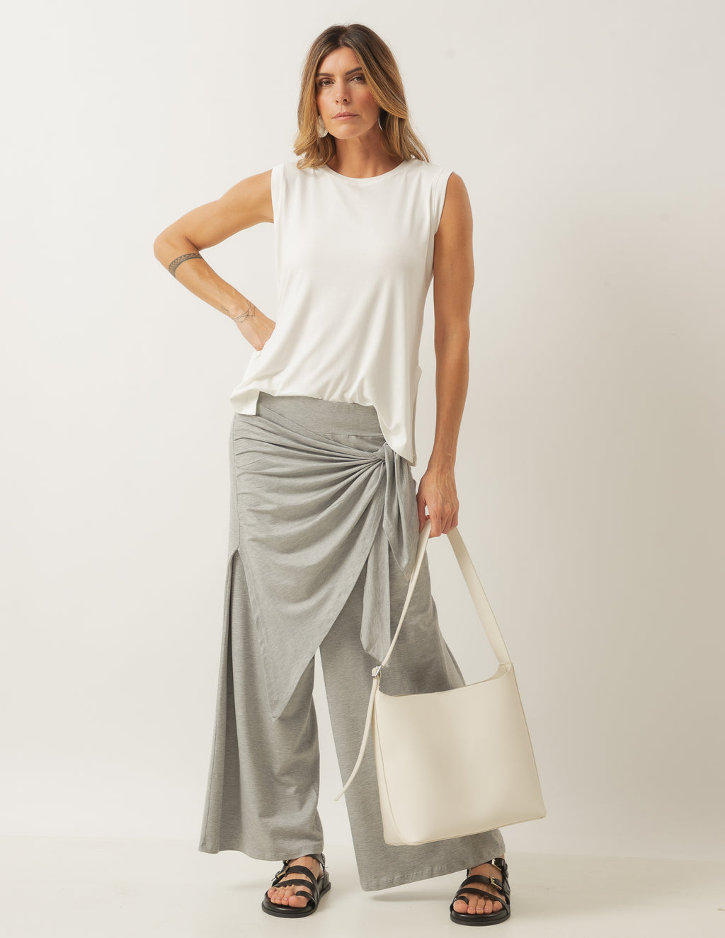 Conjunto Blusa Regata Fendas Off White e Calça Eva Mescla