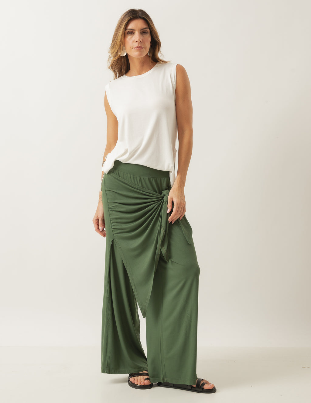 Conjunto Blusa Regata Fendas Off White e Calça Eva Verde Militar