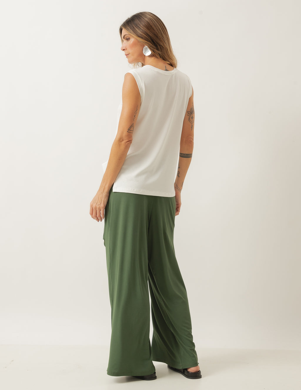 Conjunto Blusa Regata Fendas Off White e Calça Eva Verde Militar