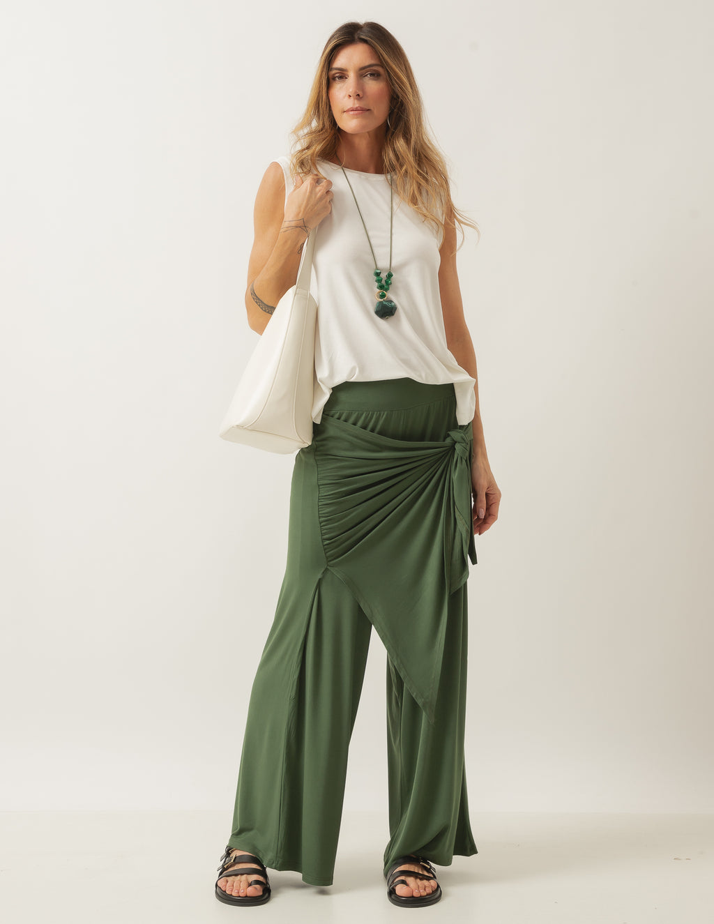 Conjunto Blusa Regata Fendas Off White e Calça Eva Verde Militar