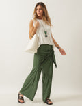 Conjunto Blusa Regata Fendas Off White e Calça Eva Verde Militar