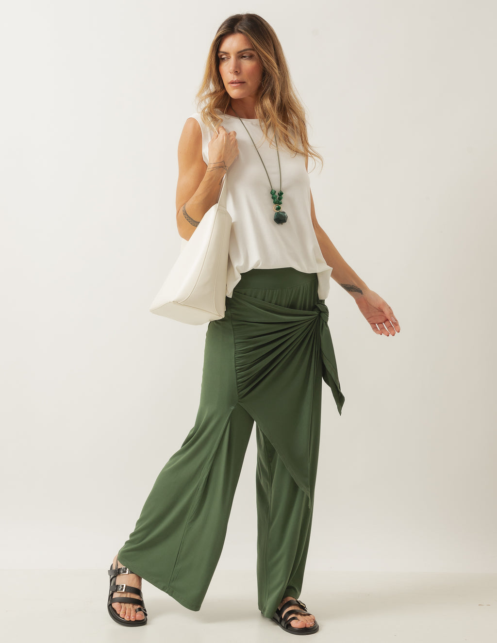 Conjunto Blusa Regata Fendas Off White e Calça Eva Verde Militar