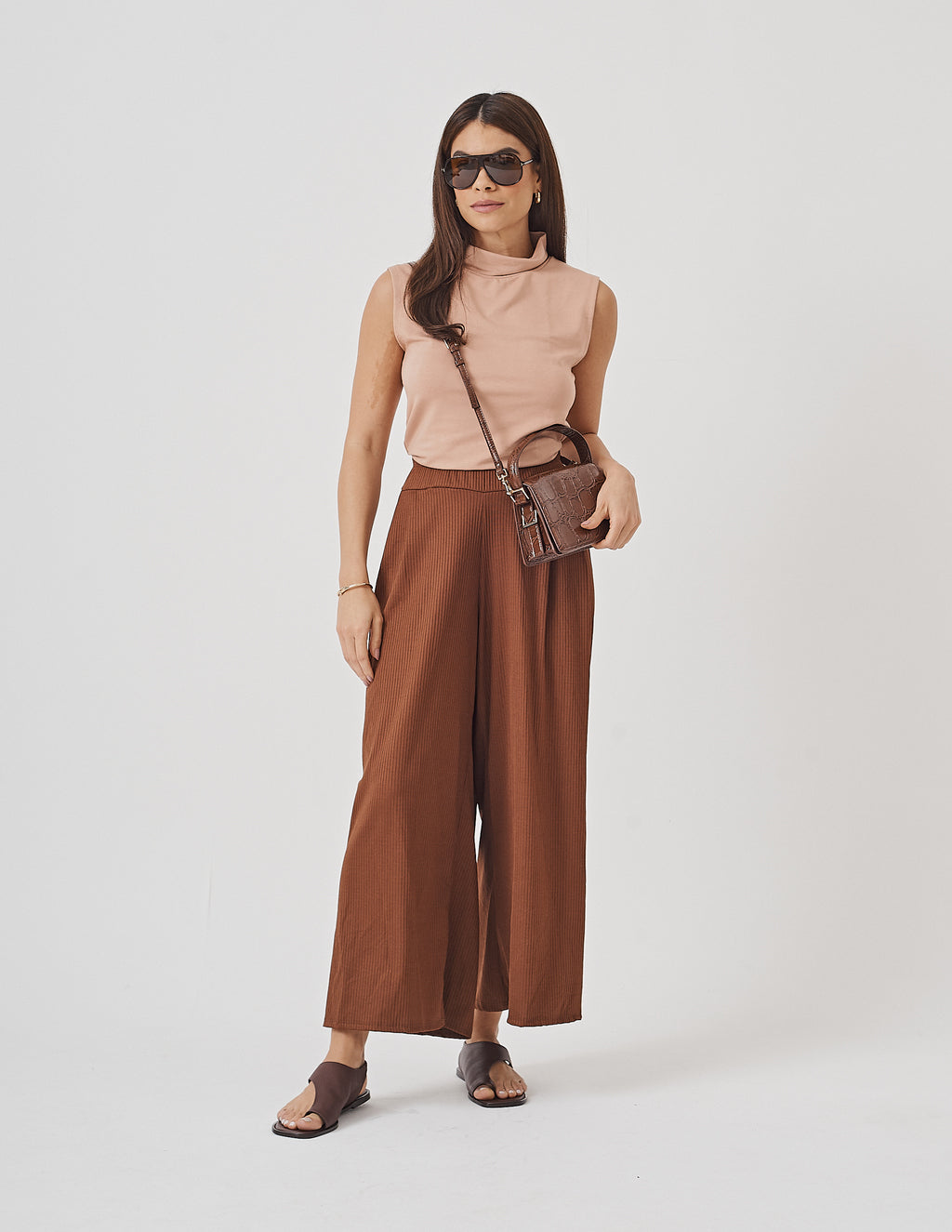 Calça Pantalona Cropped Vera em Malha Canelada Marrom