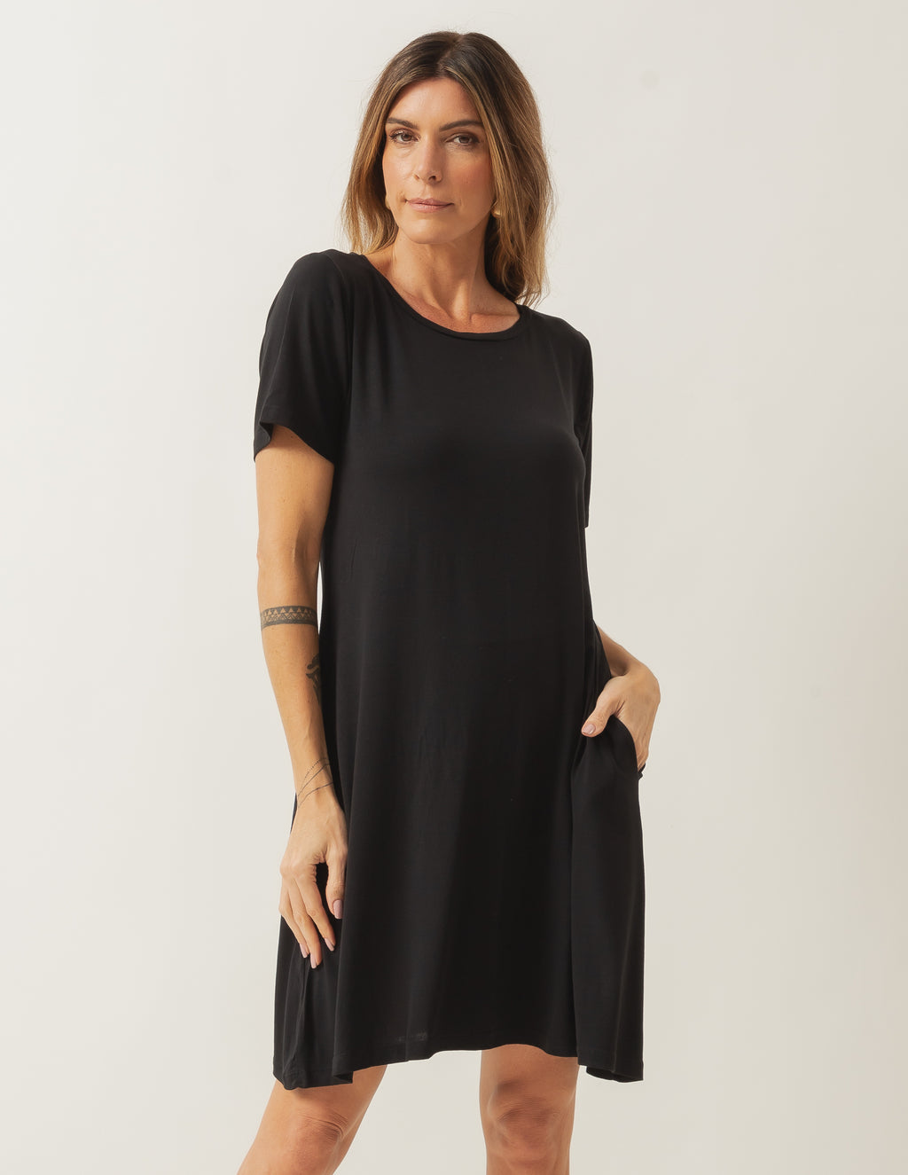 VESTIDO CURTO COM BOLSO PRETO