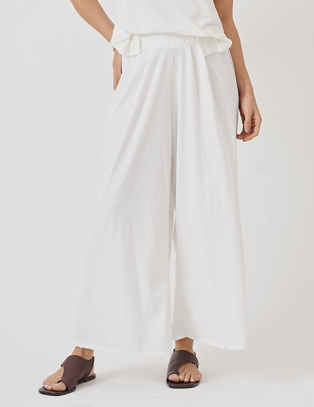 Calça Pantalona Cropped Vera em Malha Canelada Off white