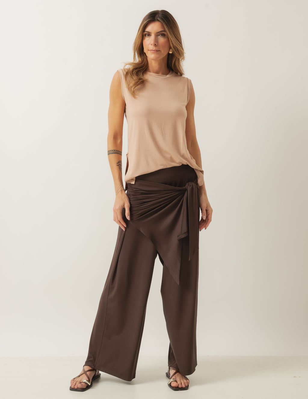 Conjunto Blusa Regata Fendas Bege e Calça Eva Marrom