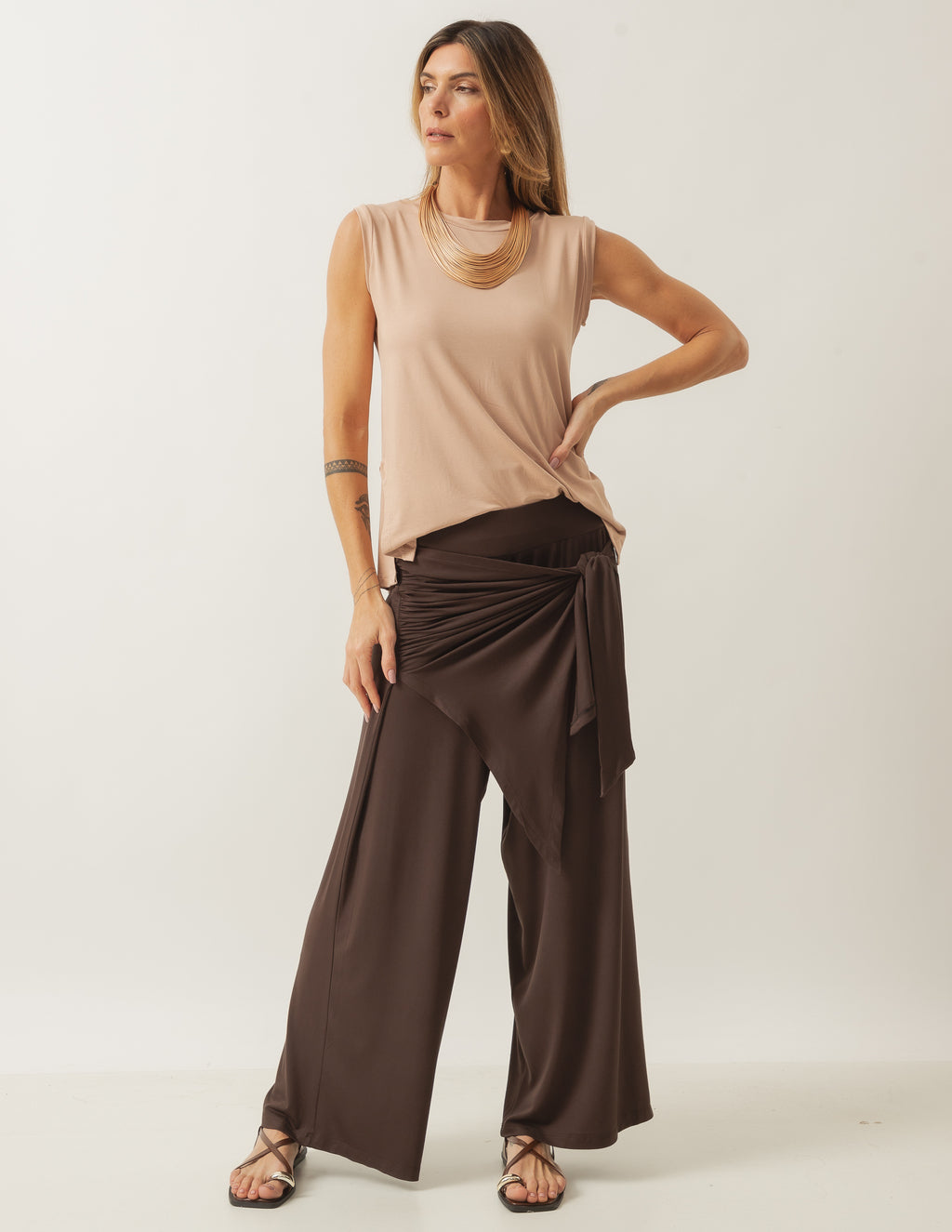 Conjunto Blusa Regata Fendas Bege e Calça Eva Marrom